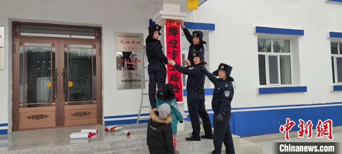 圖為恩和哈達邊境派出所民警貼對聯(lián)。　恩和哈達邊境派出所供圖